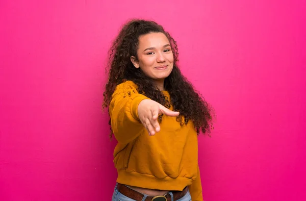 Chica Adolescente Sobre Pared Rosa Estrechando Las Manos Para Cerrar —  Fotos de Stock