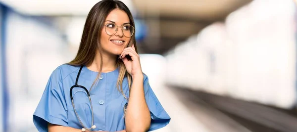 Jovem Enfermeira Pensando Uma Ideia Enquanto Olha Para Cima Hospital — Fotografia de Stock