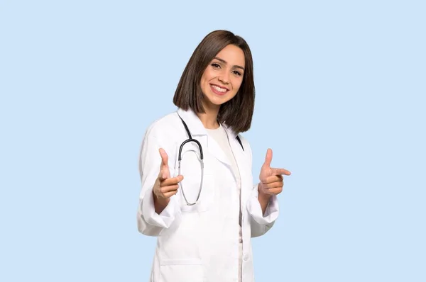 Jovem Médica Apontando Para Frente Sorrindo Fundo Azul Isolado — Fotografia de Stock