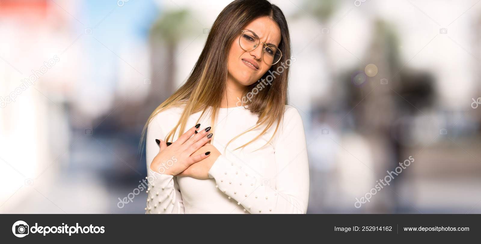 vértice maquinilla de afeitar peligroso Mujer Bonita Con Gafas Que Tiene Dolor Corazón Aire Libre: fotografía de  stock © luismolinero #252914162 | Depositphotos