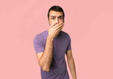 Yakışıklı adam ağız izole pembe uygunsuz bir şey söylediğin için elleriyle kapsayan