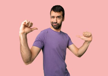 Yakışıklı adam gururlu ve kendinden memnun kendini izole pembe arka plan üzerinde kavramı sevgi