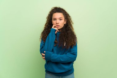 Genç kız yeşil duvar ararken şüpheleri üzerinde