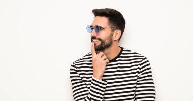 Sakallı yakışıklı bir adamın portresi.