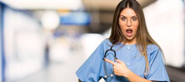 Genç şaşırmış ve işaret yan bir hastanede hemşire