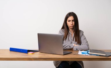 Ofiste iş kadını üzgün hissediyor