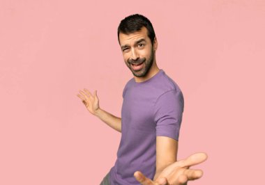 Yakışıklı adam gururlu ve kendinden memnun kendini izole pembe arka plan üzerinde kavramı sevgi