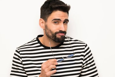 Sakallı yakışıklı bir adamın portresi.