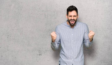 Ağız açık ile ön dokulu duvar'ın üstüne bağırarak forması ile zarif adam