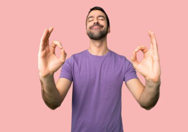 Zen yakışıklı adam izole pembe arka planda poz