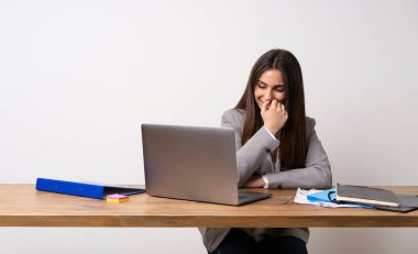 Çok gülümseyen bir ofiste iş kadını