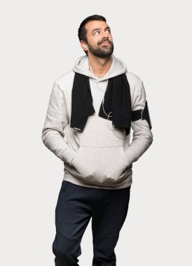 Spor adam izole gri arka plan üzerinde ciddi yüz ile bakıyor