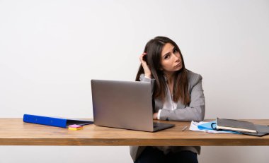 Kafa çizilirken bir ofiste şüpheleri olan iş kadını