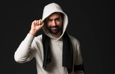 Spor adam koyu arka plan üzerinde