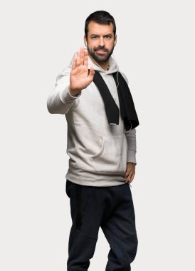 Spor adam durdurma jest izole gri arka plan üzerinde yanlış düşünüyor bir durum inkar yapma