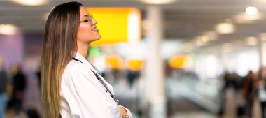 Genç kadın yatay konumda bir hastane doktor