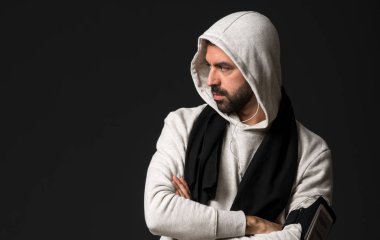 Spor adam koyu arka plan üzerinde