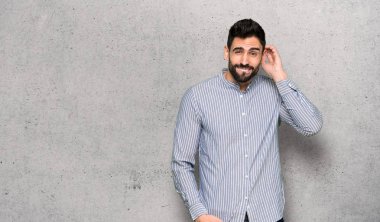 Dokulu duvar'ın üstüne şüpheleri forması ile zarif adam