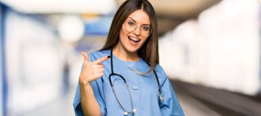 Hastanede kendine güvenen bir ifade ile size puan parmak genç hemşire