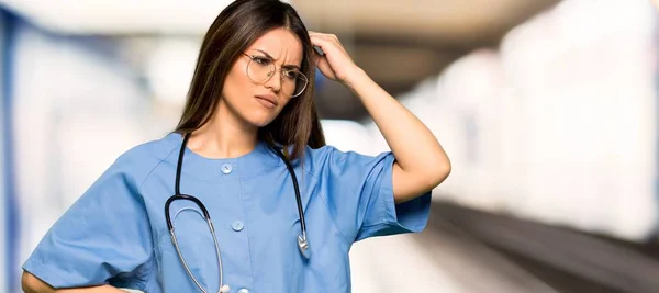Jovem Enfermeira Tendo Dúvidas Coçar Cabeça Hospital — Fotografia de Stock