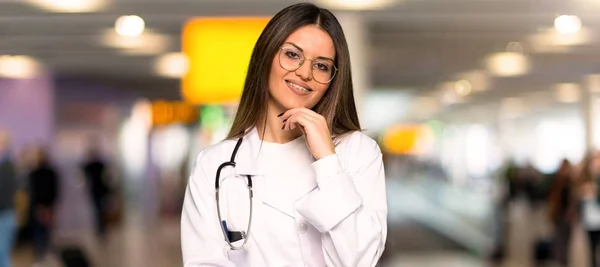 Genç Gözlük Bir Hastanede Gülümseyen Kadın Ile Doktor — Stok fotoğraf
