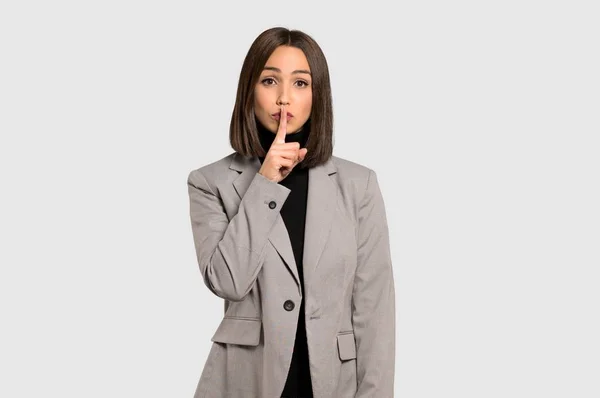 Jovem Mulher Negócios Mostrando Sinal Silêncio Gesto Colocando Dedo Boca — Fotografia de Stock