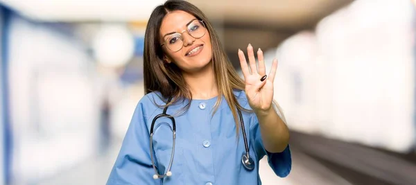 Jovem Enfermeira Feliz Contando Quatro Com Dedos Hospital — Fotografia de Stock