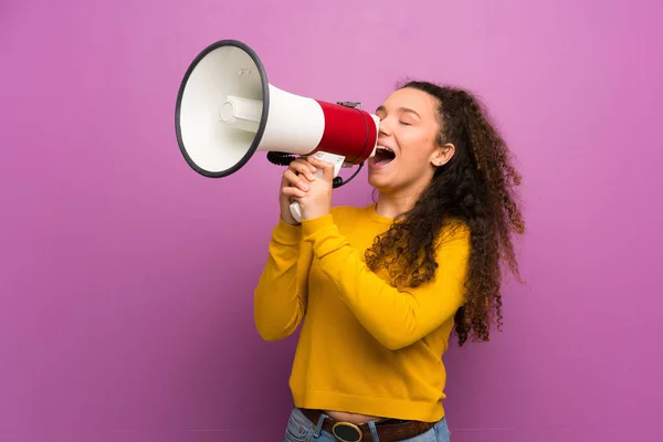 Дівчина Підліток Над Фіолетовою Стіною Кричить Через Мегафон — стокове фото