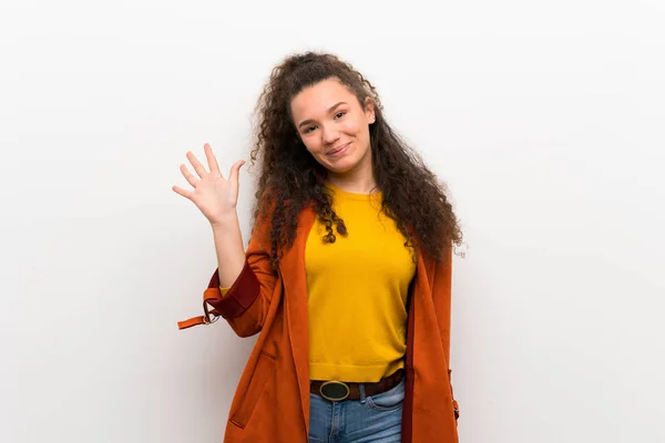 Adolescente Chica Con Abrigo Contando Cinco Con Los Dedos —  Fotos de Stock