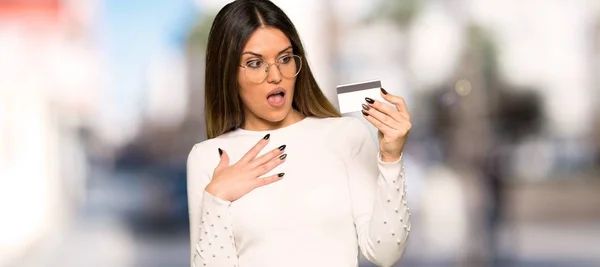 Pretty Woman Glasses Holding Credit Card Outdoors — Stock Photo, Image