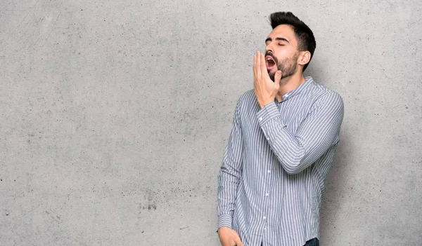 Homem Elegante Com Camisa Bocejando Cobrindo Ampla Boca Aberta Com — Fotografia de Stock