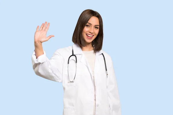 Joven Doctora Saludando Con Mano Con Expresión Feliz Sobre Fondo — Foto de Stock