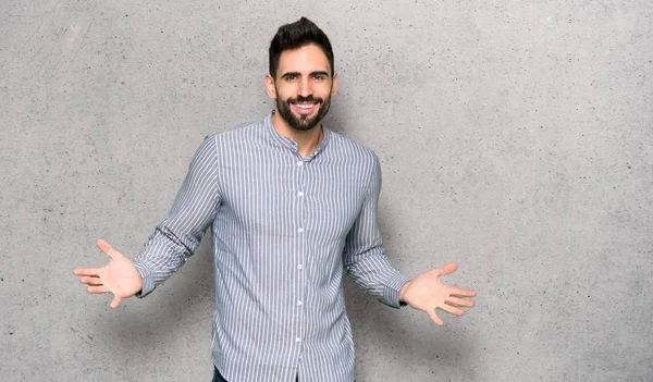 Homem Elegante Com Camisa Sorrindo Sobre Parede Texturizada — Fotografia de Stock