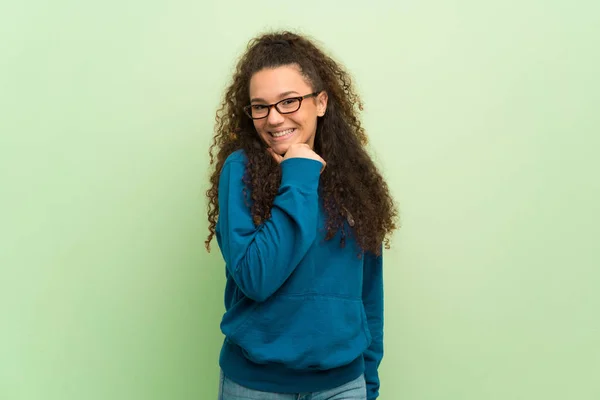 Έφηβος Κορίτσι Πάνω Από Πράσινο Τοίχο Γυαλιά Και Χαμογελαστή — Φωτογραφία Αρχείου