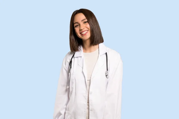 Jonge Dokter Vrouw Die Lacht Geïsoleerde Blauwe Achtergrond — Stockfoto