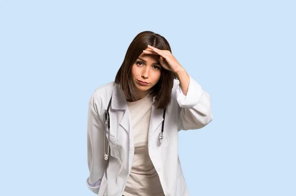 Jovem Médica Mulher Olhando Para Longe Com Mão Para Olhar — Fotografia de Stock