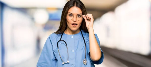 Молодая Медсестра Очках Удивлена Больнице — стоковое фото