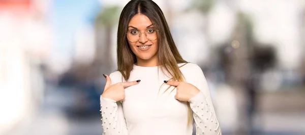 Hübsche Frau Mit Brille Mit Überraschendem Gesichtsausdruck Freien — Stockfoto