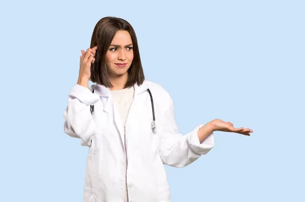 Mladý Doktor Žena Gesto Šílenství Uvedení Prst Hlavu Izolované Modré — Stock fotografie