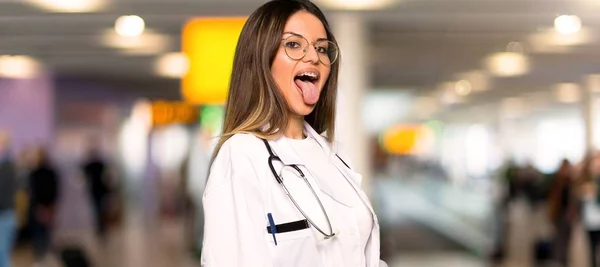 Giovane Donna Medico Mostrando Lingua Alla Fotocamera Avendo Sguardo Divertente — Foto Stock