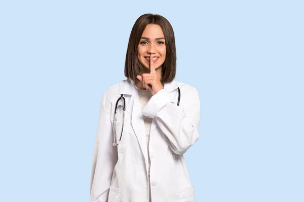 Ung Läkare Kvinna Som Visar Tecken Tystnad Gest Isolerade Blå — Stockfoto