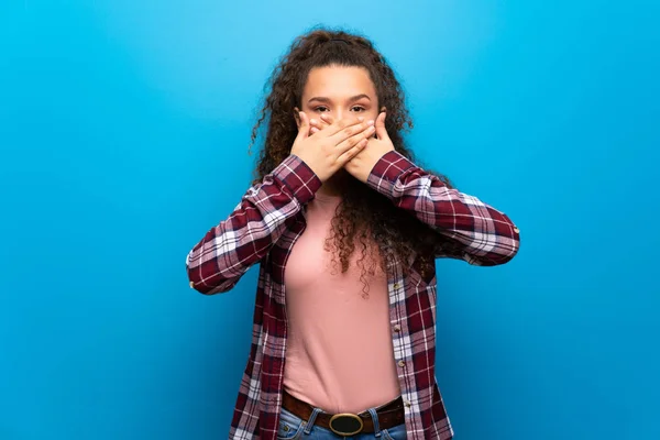 Adolescente Chica Sobre Pared Azul Cubriendo Boca Con Las Manos —  Fotos de Stock