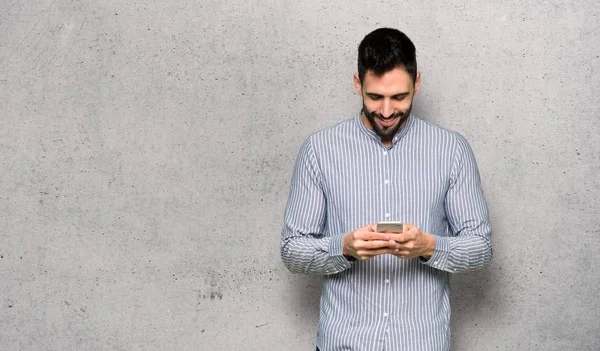 Eleganter Mann Mit Hemd Sendet Eine Nachricht Mit Dem Handy — Stockfoto