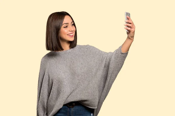 Mladá Žena Takže Selfie Izolované Žluté Pozadí — Stock fotografie