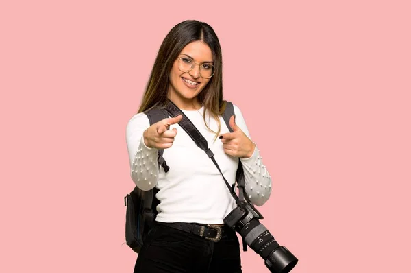 Joven Fotógrafa Apuntando Frente Sonriendo Sobre Fondo Rosa Aislado — Foto de Stock