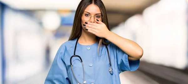 Jovem Enfermeira Cobrindo Boca Com Mãos Para Dizer Algo Inadequado — Fotografia de Stock