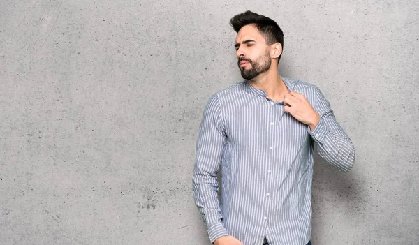 Elegancki Mężczyzna Koszuli Wyrażenie Zmęczony Chory Nad Teksturą Ściany — Zdjęcie stockowe