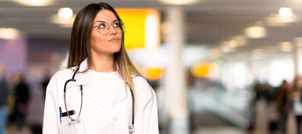 Jeune Médecin Femme Levant Les Yeux Avec Visage Sérieux Dans — Photo