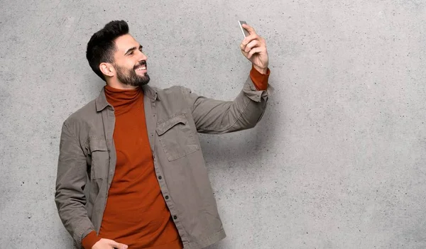 Bir Selfie Dokulu Duvar Üstüne Yapma Sakallı Yakışıklı Adam — Stok fotoğraf