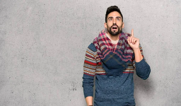 Hippie Man Tänker Idé Som Pekar Finger Uppåt Över Texturerat — Stockfoto